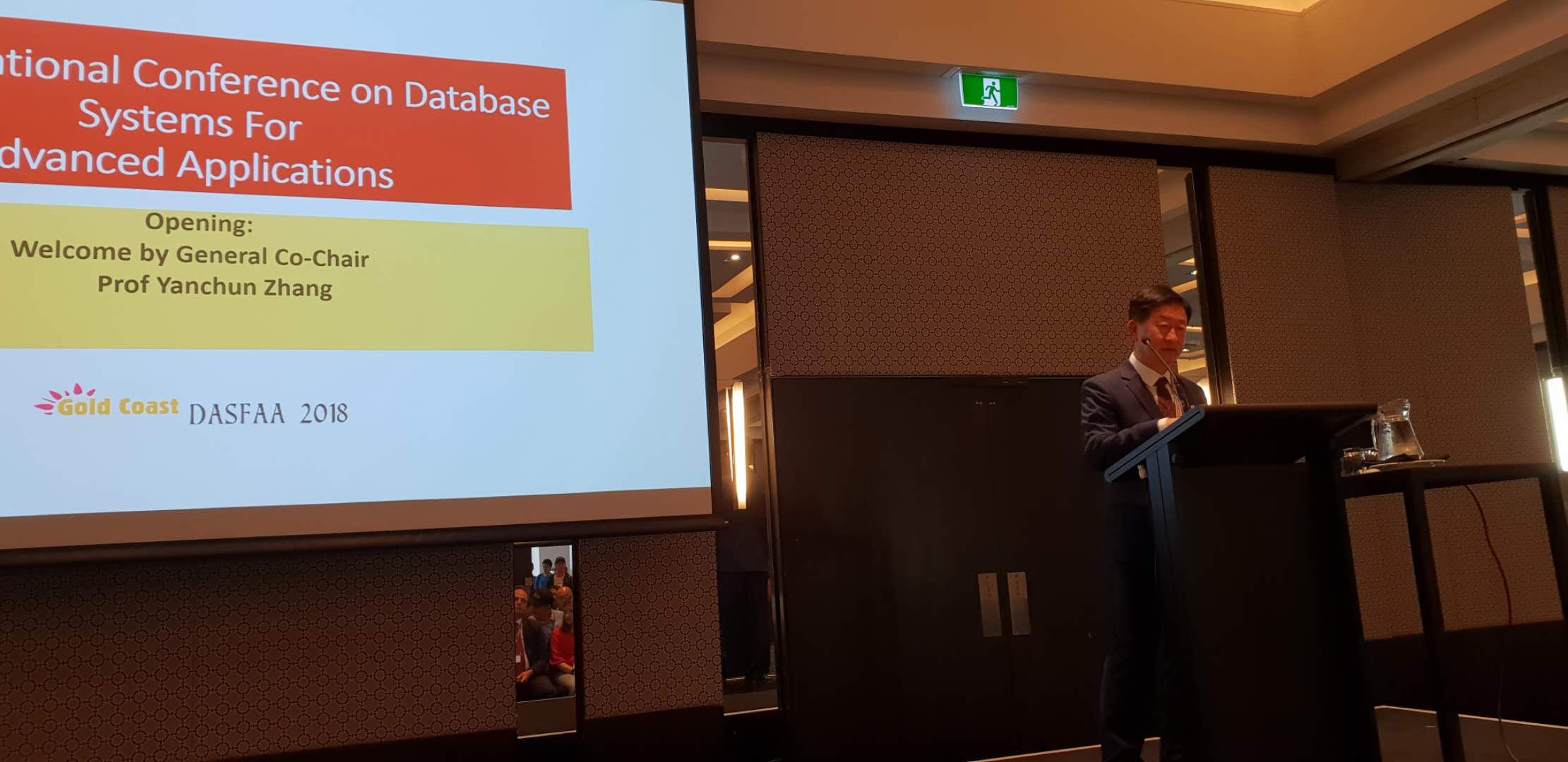 图1 张彦春教授主持DASFAA2018会议开幕式