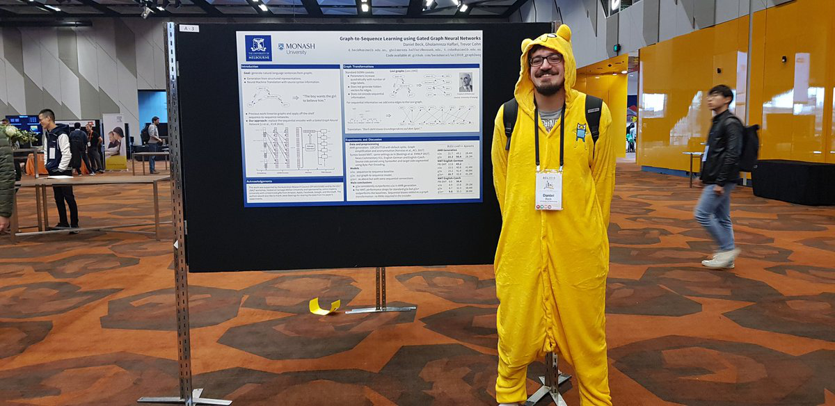 研究人员穿着十分有趣的服装进行展板展示