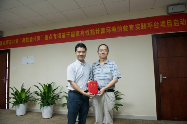 项目负责人吴迪教授（左）为专家颁发聘书