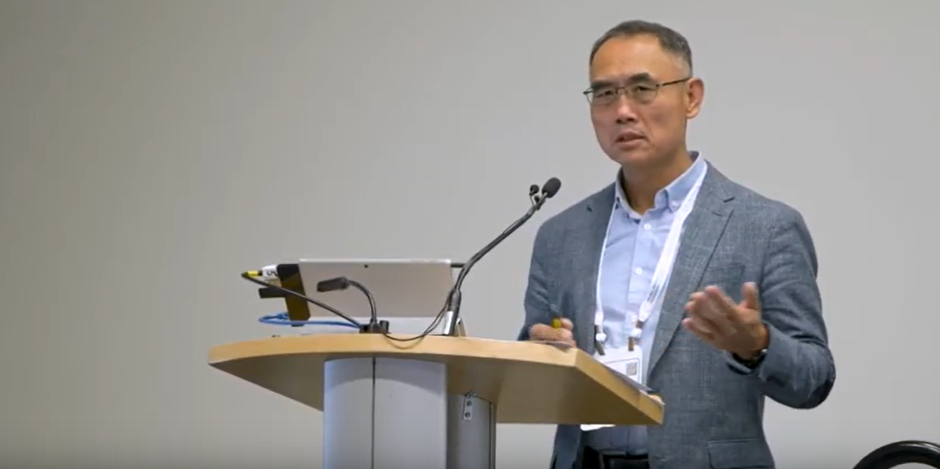 杨强教授在会议上致辞