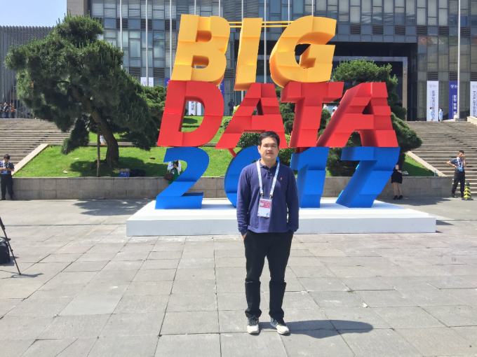 团队成员在会场的入口