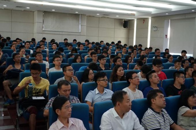 图7：报告会现场大家聚精会神