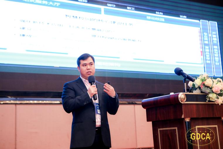 联想企业业务集团华南大区解决方案高级架构师蒋家松作报告