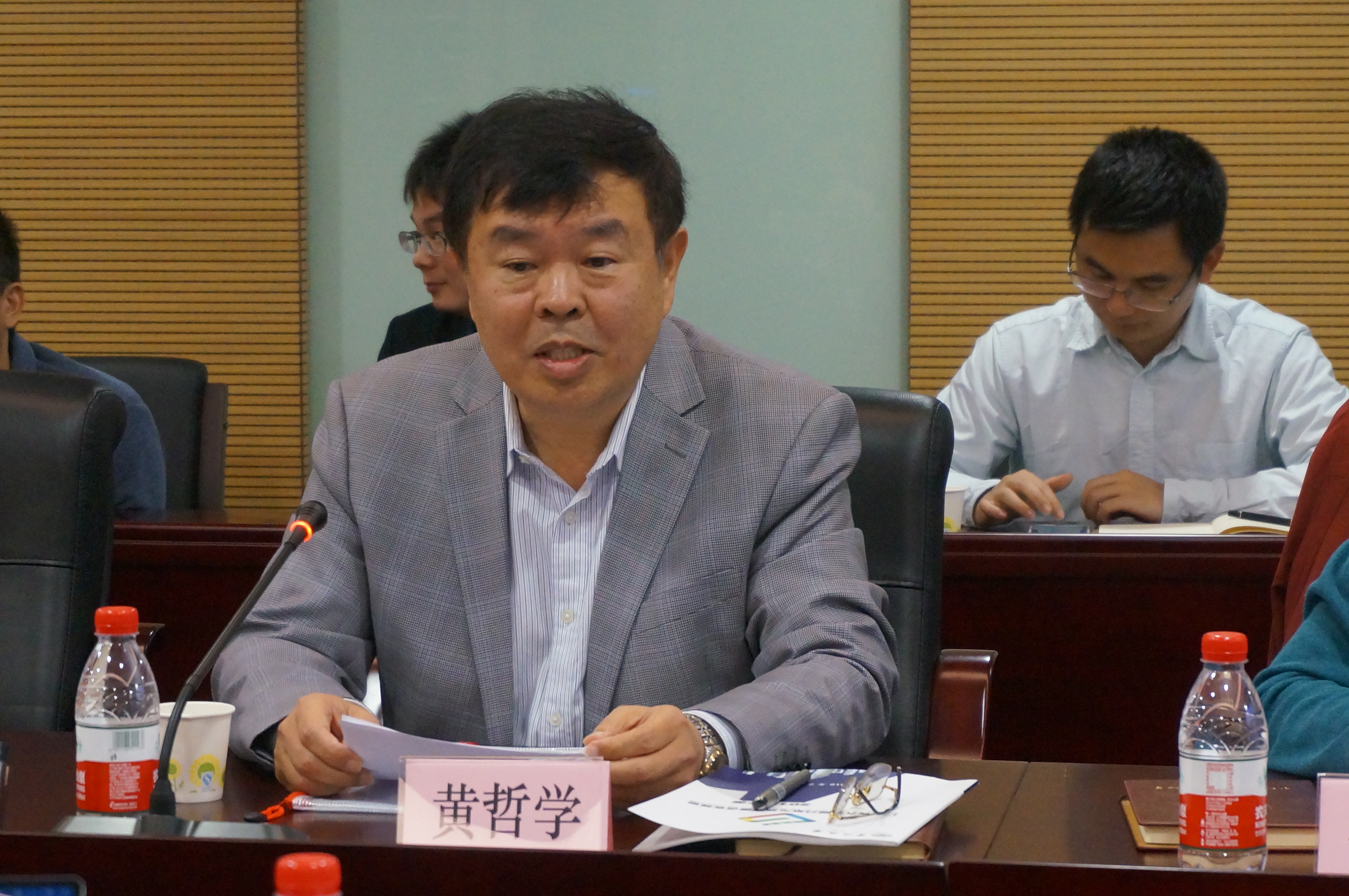 黄哲学教授会上提出建议指导