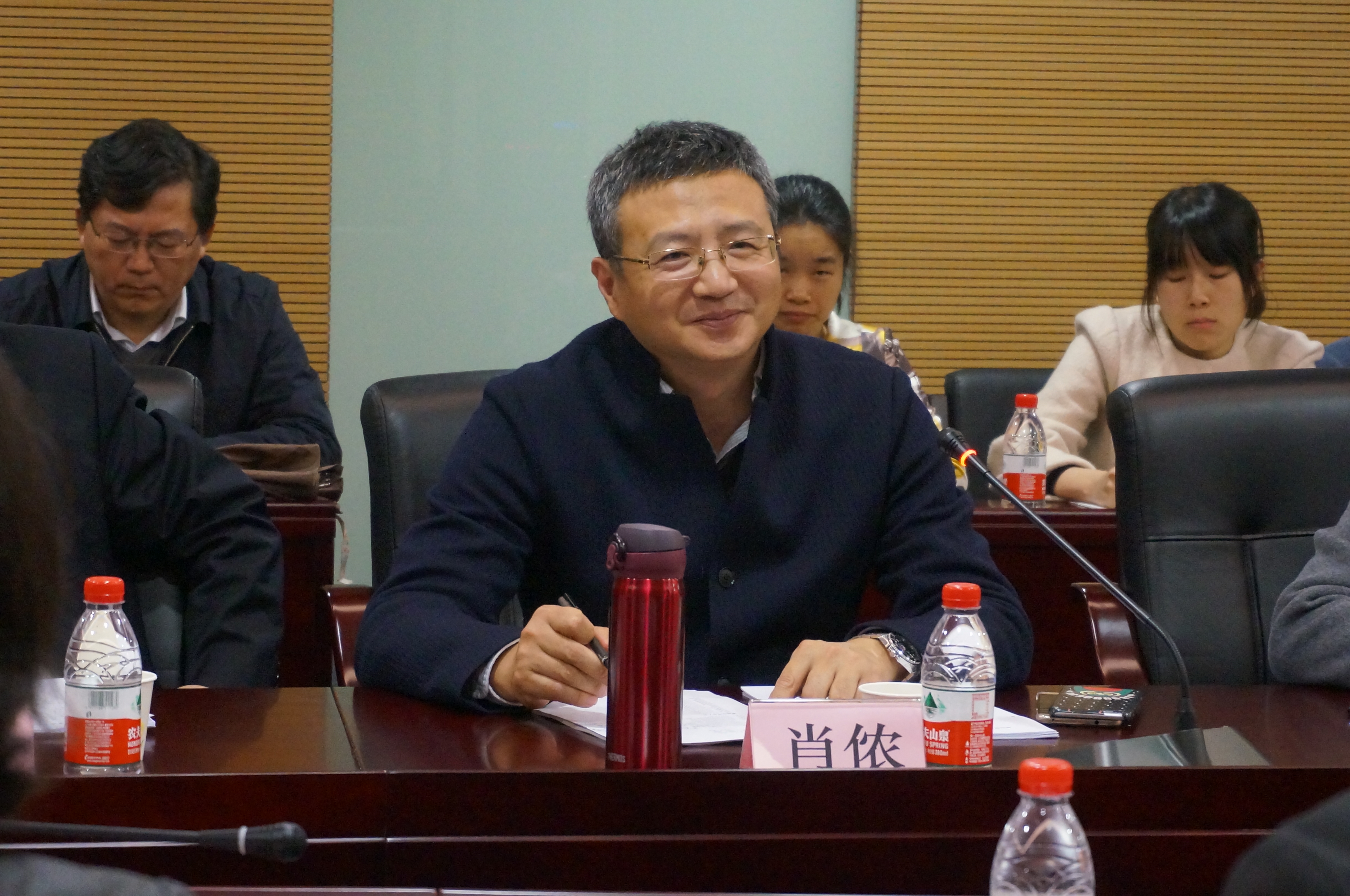 肖侬副院长主持会议