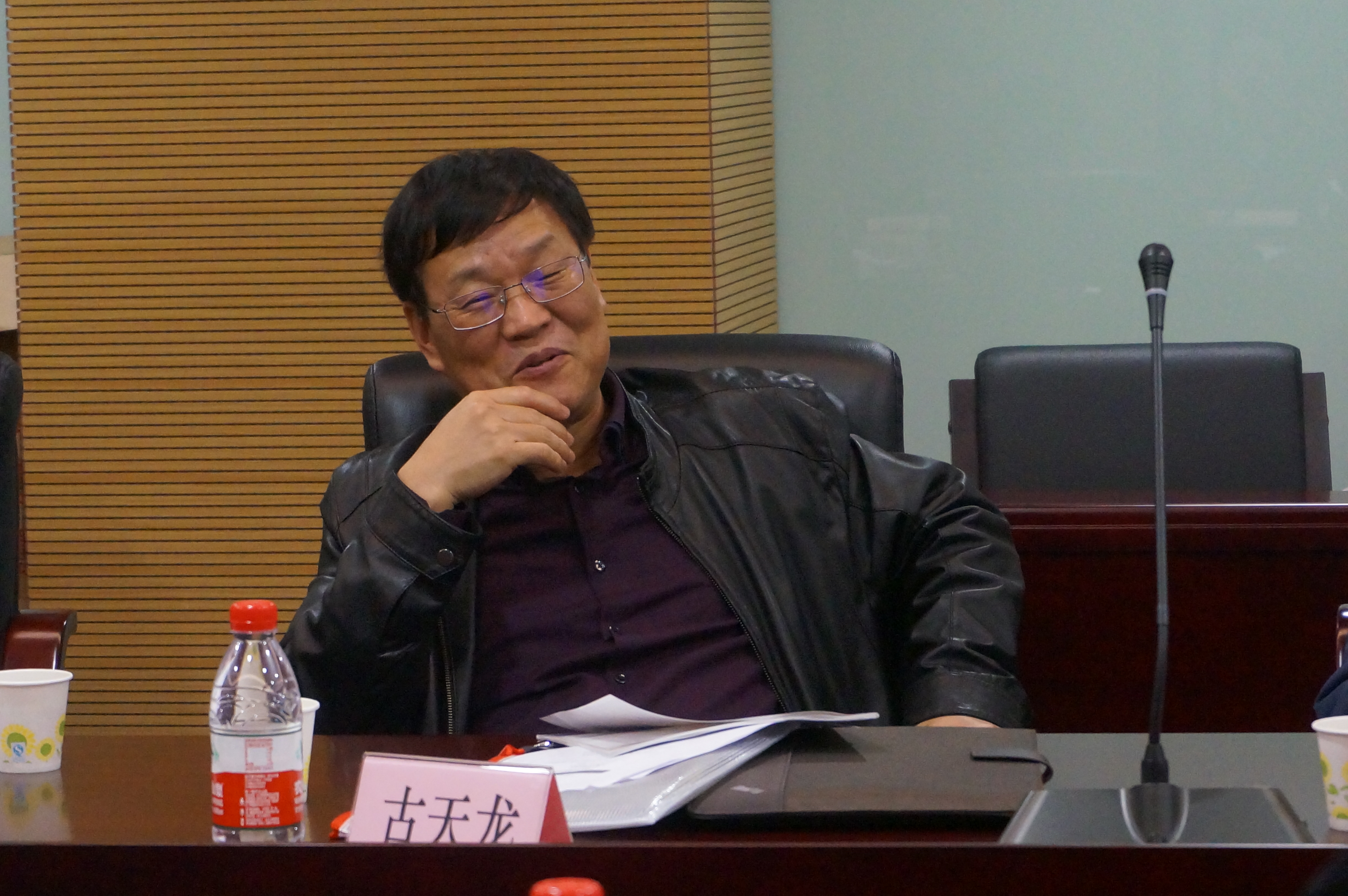 古天龙教授会上指导工作